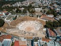 Γκρεμίζονται τρία κτίρια ανατολικά του Αρχαίου Θεάτρου